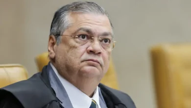 O ministro Flávio Dino defende a validade de decisões monocráticas no STF e rebate pressões políticas sobre o encerramento de inquéritos no tribunal.