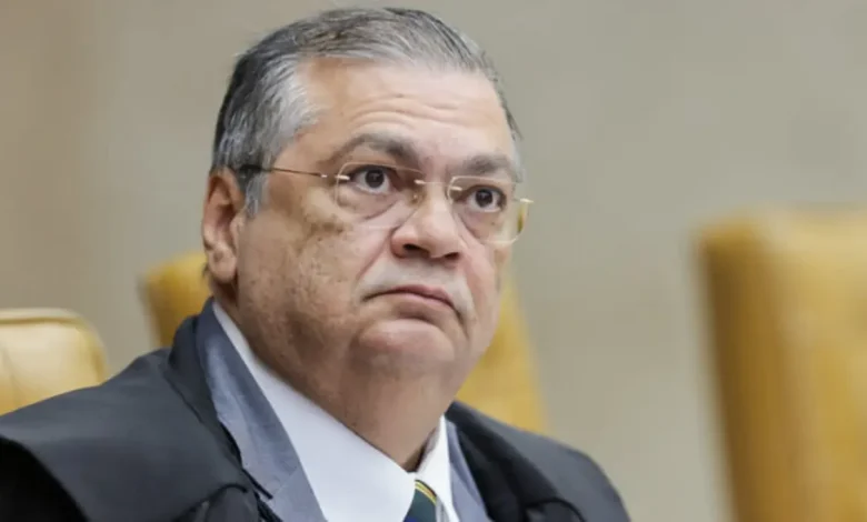 O ministro Flávio Dino defende a validade de decisões monocráticas no STF e rebate pressões políticas sobre o encerramento de inquéritos no tribunal.