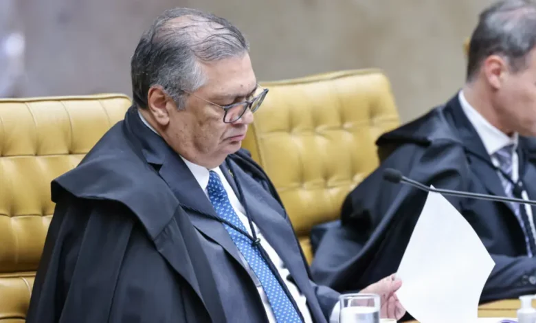 O ministro Flávio Dino decidiu anular o afastamento do diretor-geral da Polícia Federal. Entenda os desdobramentos dessa decisão para a segurança pública.