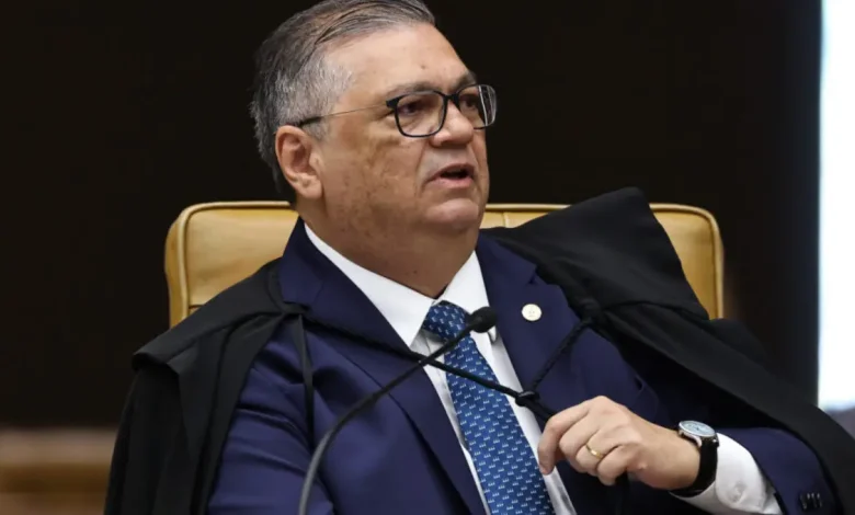 O ministro Flávio Dino classificou o atual momento do Judiciário como um dos mais corruptos da história brasileira, gerando amplo debate sobre transparência.
