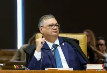 O ministro Flávio Dino determinou que a União reveja normas que permitem o emaranhamento de fundos de investimento. Entenda o impacto da decisão.