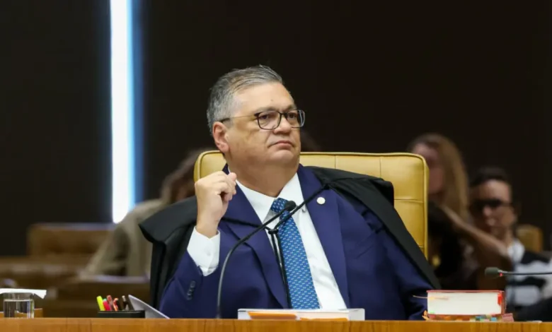 O ministro Flávio Dino determinou que a União reveja normas que permitem o emaranhamento de fundos de investimento. Entenda o impacto da decisão.