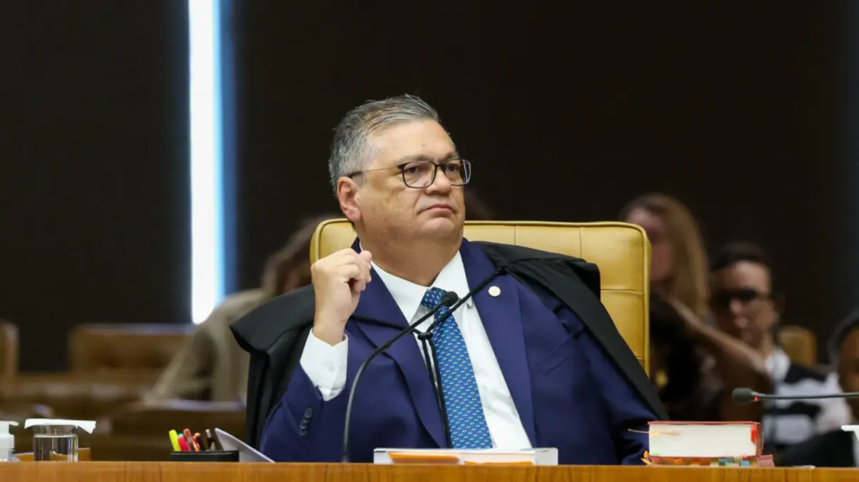 O ministro Flávio Dino determinou que a União reveja normas que permitem o emaranhamento de fundos de investimento. Entenda o impacto da decisão.