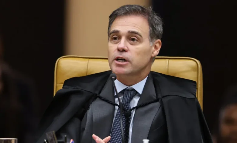 Movimento popular em favor da indicação de André Mendonça ao STF atinge a marca de 525 mil adesões, refletindo um amplo debate político nacional.