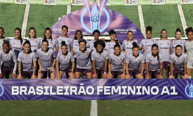 O São Paulo confirmou seu favoritismo e garantiu a primeira vaga na final do Brasileirão Feminino. Confira os detalhes da campanha vitoriosa.