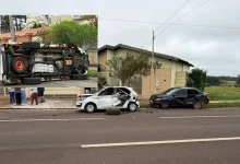 Acidente em Assis envolveu uma caminhonete que atingiu quatro veículos estacionados, causando danos materiais significativos. Veja os detalhes do ocorrido.