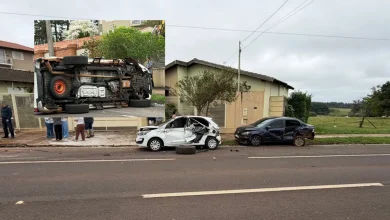 Acidente em Assis envolveu uma caminhonete que atingiu quatro veículos estacionados, causando danos materiais significativos. Veja os detalhes do ocorrido.