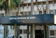 Uma técnica de enfermagem foi encontrada sem vida no banheiro do Hospital Regional de Assis. Autoridades investigam as causas da morte da profissional.