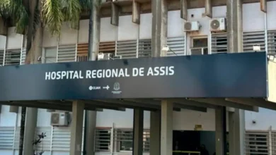 Uma técnica de enfermagem foi encontrada sem vida no banheiro do Hospital Regional de Assis. Autoridades investigam as causas da morte da profissional.