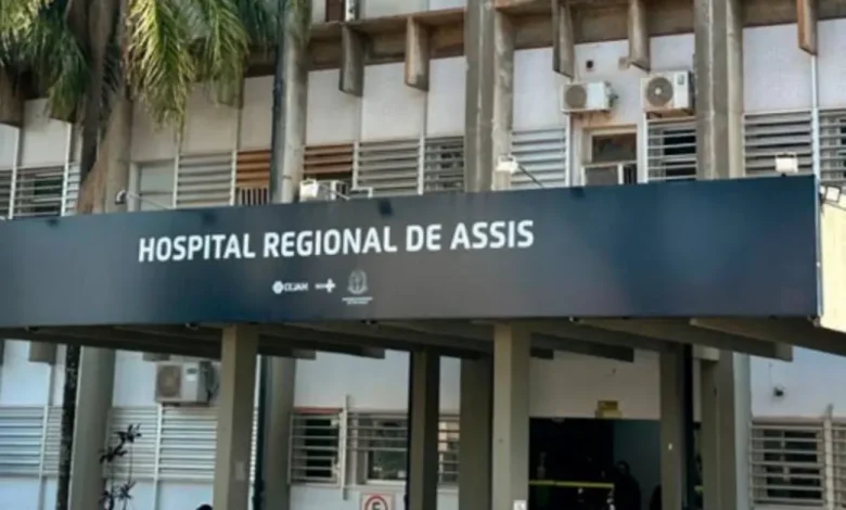 Uma técnica de enfermagem foi encontrada sem vida no banheiro do Hospital Regional de Assis. Autoridades investigam as causas da morte da profissional.