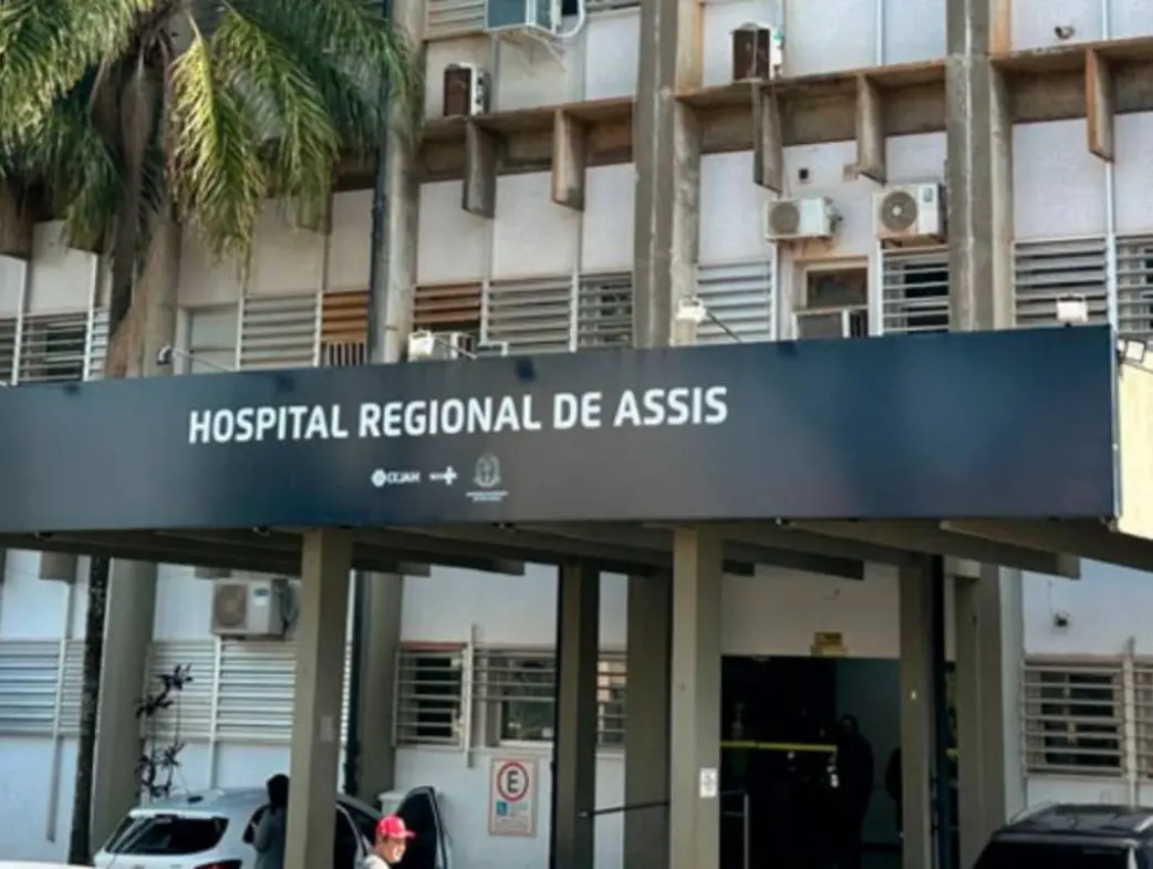 Técnica de enfermagem é encontrada morta no Hospital Regional de Assis 6 Uma técnica de enfermagem foi encontrada sem vida no banheiro do Hospital Regional de Assis. Autoridades investigam as causas da morte da profissional.