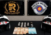 Uma perseguição policial intensa pelas ruas de Assis terminou com um jovem de 24 anos preso e diversas porções de entorpecentes apreendidas. Confira detalhes.