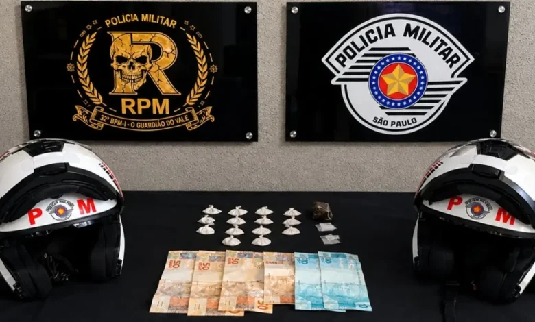 Uma perseguição policial intensa pelas ruas de Assis terminou com um jovem de 24 anos preso e diversas porções de entorpecentes apreendidas. Confira detalhes.