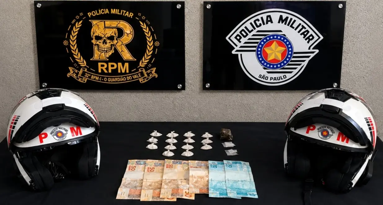 Perseguição policial em Assis termina com prisão e drogas apreendidas 6 Uma perseguição policial intensa pelas ruas de Assis terminou com um jovem de 24 anos preso e diversas porções de entorpecentes apreendidas. Confira detalhes.