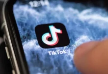 TikTok firma acordo de US$ 300 milhões nos EUA para encerrar processos sobre algoritmos viciantes e danos à saúde mental de menores. Confira.