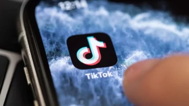 TikTok firma acordo de US$ 300 milhões nos EUA para encerrar processos sobre algoritmos viciantes e danos à saúde mental de menores. Confira.