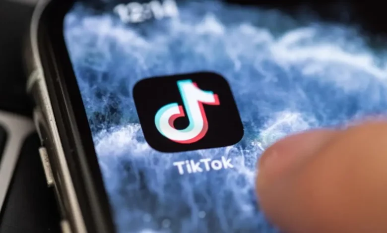 TikTok firma acordo de US$ 300 milhões nos EUA para encerrar processos sobre algoritmos viciantes e danos à saúde mental de menores. Confira.