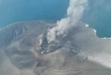 A erupção do vulcão Anak Krakatoa na Indonésia causou o fechamento de oito aeroportos. Autoridades descartam riscos de tsunami para a região.