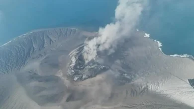 A erupção do vulcão Anak Krakatoa na Indonésia causou o fechamento de oito aeroportos. Autoridades descartam riscos de tsunami para a região.