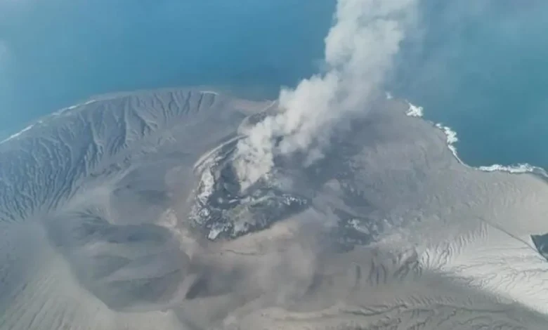 A erupção do vulcão Anak Krakatoa na Indonésia causou o fechamento de oito aeroportos. Autoridades descartam riscos de tsunami para a região.