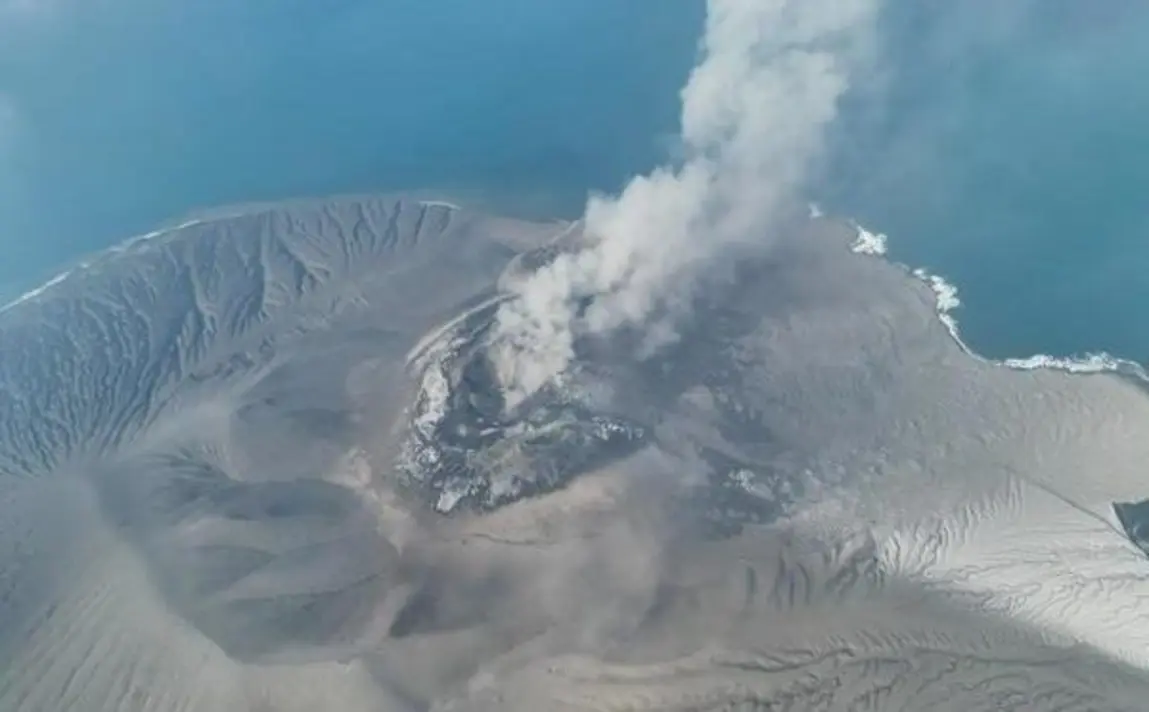 Erupção do Anak Krakatoa fecha aeroportos na Indonésia 6 A erupção do vulcão Anak Krakatoa na Indonésia causou o fechamento de oito aeroportos. Autoridades descartam riscos de tsunami para a região.