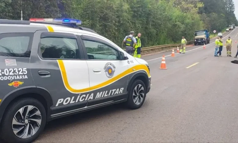 Fortes chuvas causaram uma grande cratera na rodovia SP-421, em Lutécia. Trânsito está parcialmente interditado; motoristas devem redobrar a atenção.
