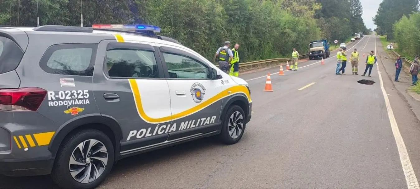 Chuva abre cratera em Lutécia e bloqueia rodovia SP-421 6 Fortes chuvas causaram uma grande cratera na rodovia SP-421, em Lutécia. Trânsito está parcialmente interditado; motoristas devem redobrar a atenção.