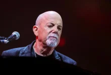 O lendário cantor Billy Joel surpreende fãs ao revelar que passou por uma cirurgia cerebral após ser diagnosticado com uma condição médica rara.