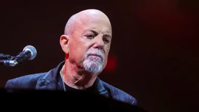 O lendário cantor Billy Joel surpreende fãs ao revelar que passou por uma cirurgia cerebral após ser diagnosticado com uma condição médica rara.