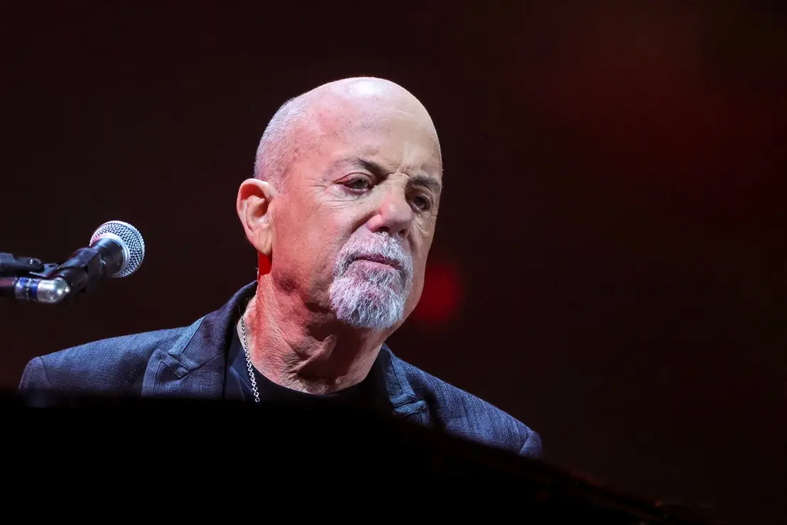 O lendário cantor Billy Joel surpreende fãs ao revelar que passou por uma cirurgia cerebral após ser diagnosticado com uma condição médica rara.