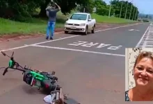 Uma mulher de 60 anos faleceu após um grave acidente envolvendo uma moto elétrica e um caminhão no trevo de Campos Novos Paulista. Confira os detalhes.