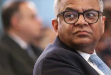 Descubra os bastidores das 24 horas que abalaram o Grupo Tata, o maior conglomerado da Índia, em uma disputa de poder que impactou o mercado global.
