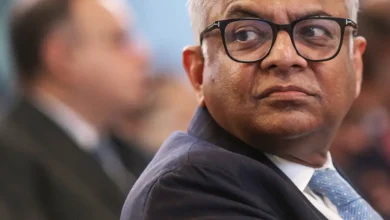 Descubra os bastidores das 24 horas que abalaram o Grupo Tata, o maior conglomerado da Índia, em uma disputa de poder que impactou o mercado global.
