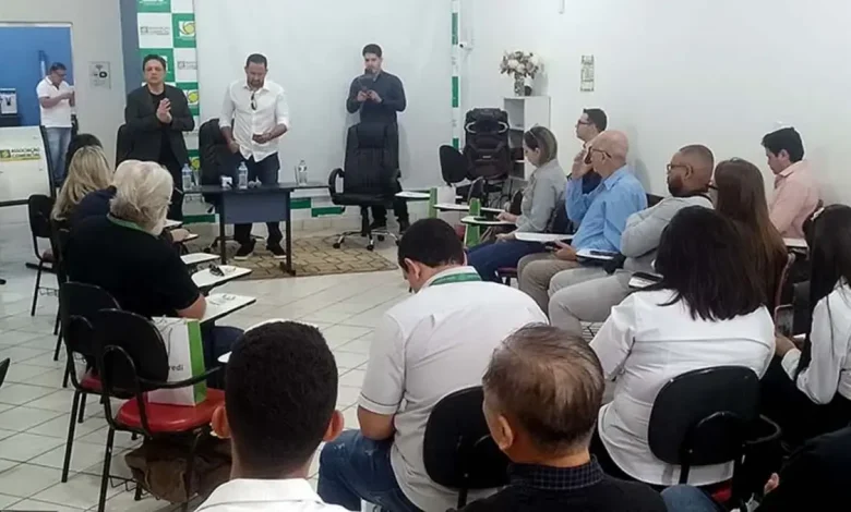 Lideranças de associações comerciais da região se reuniram em Paraguaçu Paulista para discutir estratégias de crescimento e fortalecimento do comércio local.