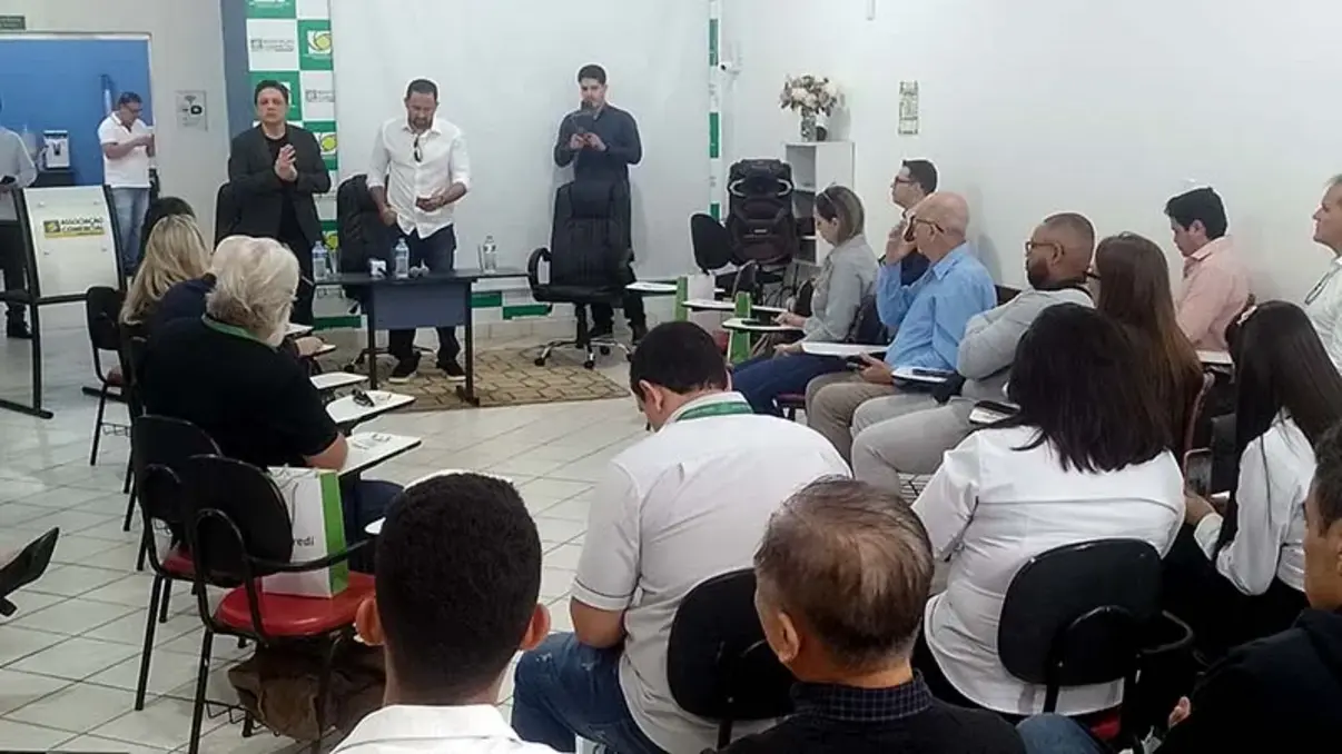 Líderes de Associações Comerciais se Reúnem em Paraguaçu 6 Lideranças de associações comerciais da região se reuniram em Paraguaçu Paulista para discutir estratégias de crescimento e fortalecimento do comércio local.