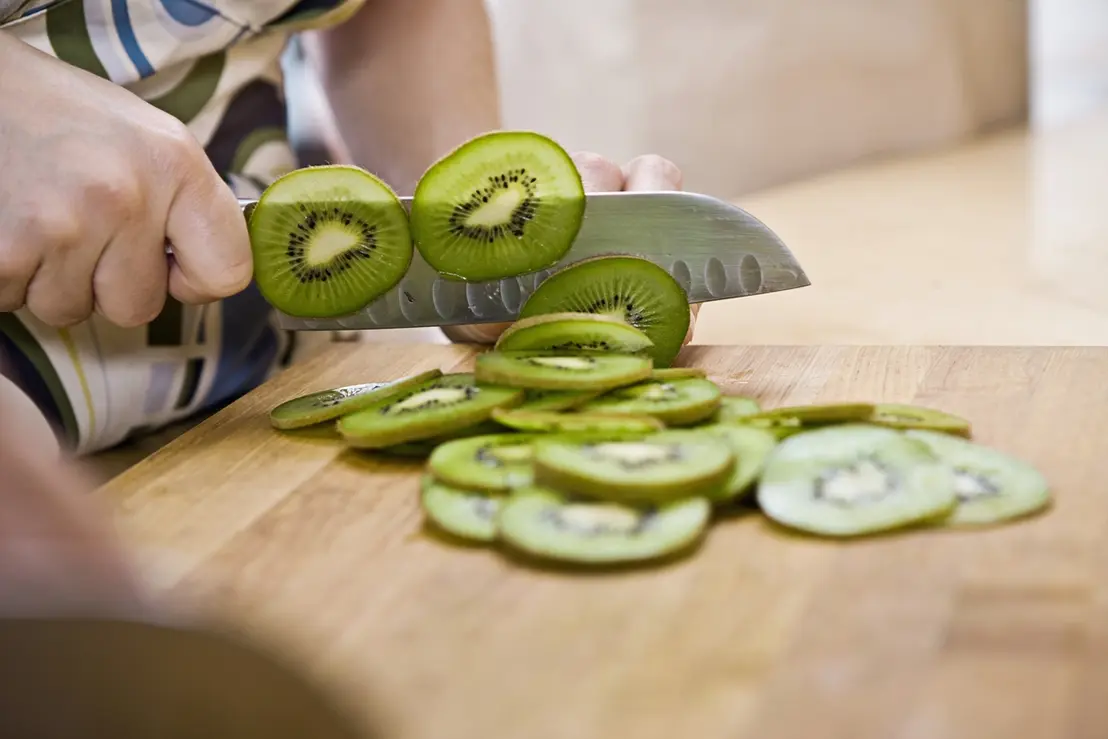 Descubra 7 opções de frutas seguras para incluir na dieta de quem tem diabetes e mantenha o controle glicêmico com saúde. Confira as recomendações aqui.