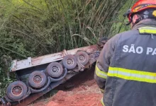 Grave acidente na estrada entre Borá e Varpa, em Tupã, resulta na morte de motorista após tombamento de carreta. Confira os detalhes.