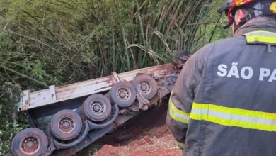Grave acidente na estrada entre Borá e Varpa, em Tupã, resulta na morte de motorista após tombamento de carreta. Confira os detalhes.