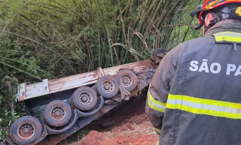 Grave acidente na estrada entre Borá e Varpa, em Tupã, resulta na morte de motorista após tombamento de carreta. Confira os detalhes.