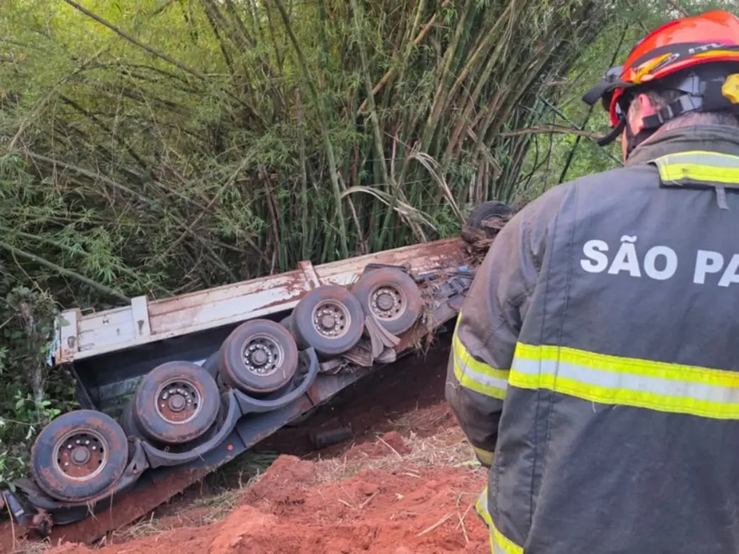 Grave acidente na estrada entre Borá e Varpa, em Tupã, resulta na morte de motorista após tombamento de carreta. Confira os detalhes.