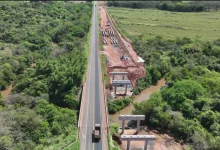 A concessionária Eixo SP realiza içamento de vigas na SP-284, em Paraguaçu Paulista. Motoristas devem redobrar a atenção e respeitar a sinalização local.