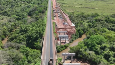 A concessionária Eixo SP realiza içamento de vigas na SP-284, em Paraguaçu Paulista. Motoristas devem redobrar a atenção e respeitar a sinalização local.