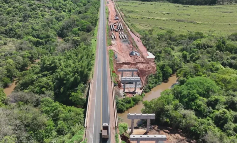 A concessionária Eixo SP realiza içamento de vigas na SP-284, em Paraguaçu Paulista. Motoristas devem redobrar a atenção e respeitar a sinalização local.