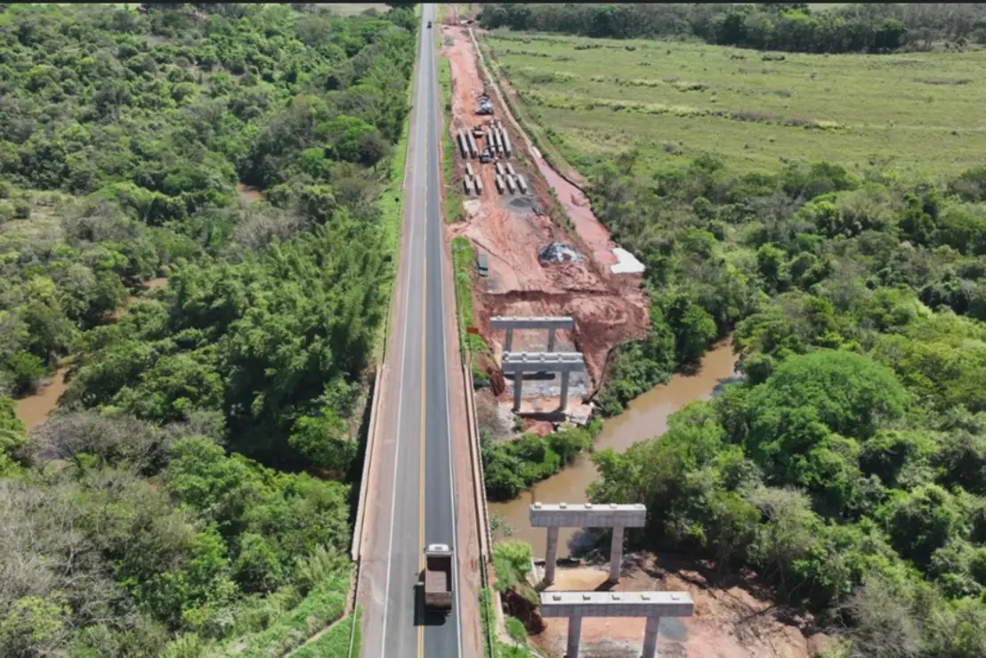 Obras na SP-284 em Paraguaçu Paulista exigem atenção redobrada 6 A concessionária Eixo SP realiza içamento de vigas na SP-284, em Paraguaçu Paulista. Motoristas devem redobrar a atenção e respeitar a sinalização local.