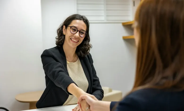 Domine as novas tecnologias e aprenda a usar prompts de IA para se preparar para entrevistas de emprego e garantir sua vaga no mercado de trabalho.