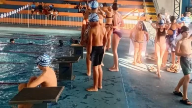 A equipe de natação de Paraguaçu Paulista conquistou 17 medalhas no Pró-Natação Regional de Marília, mostrando a força dos atletas locais.
