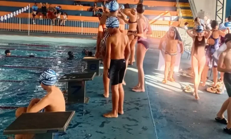 A equipe de natação de Paraguaçu Paulista conquistou 17 medalhas no Pró-Natação Regional de Marília, mostrando a força dos atletas locais.