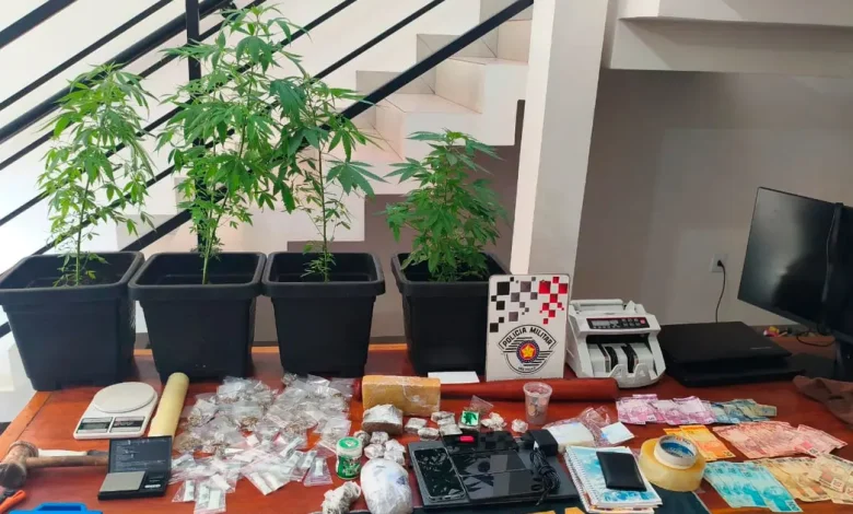 Durante atendimento a uma ocorrência de violência doméstica em Assis, policiais militares localizaram um carregamento de 26kg de entorpecentes no imóvel.