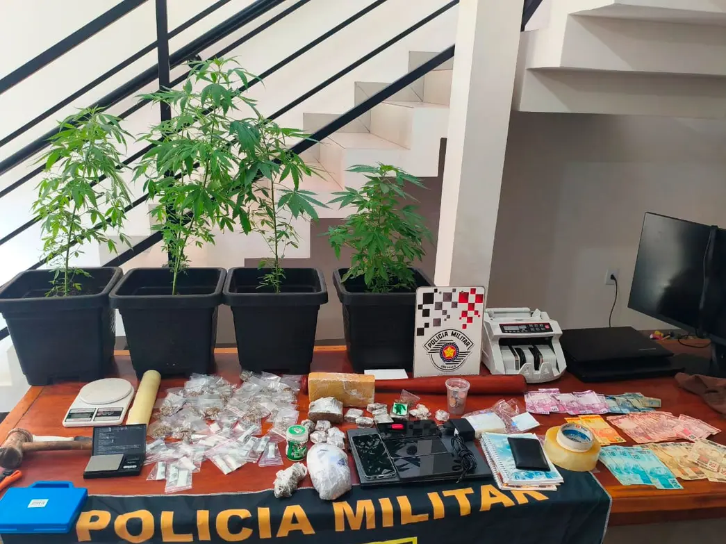Durante atendimento a uma ocorrência de violência doméstica em Assis, policiais militares localizaram um carregamento de 26kg de entorpecentes no imóvel.