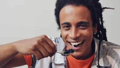Descubra quais alimentos podem estar acelerando o seu envelhecimento precoce. Especialistas alertam sobre os riscos dos ultraprocessados na sua saúde.